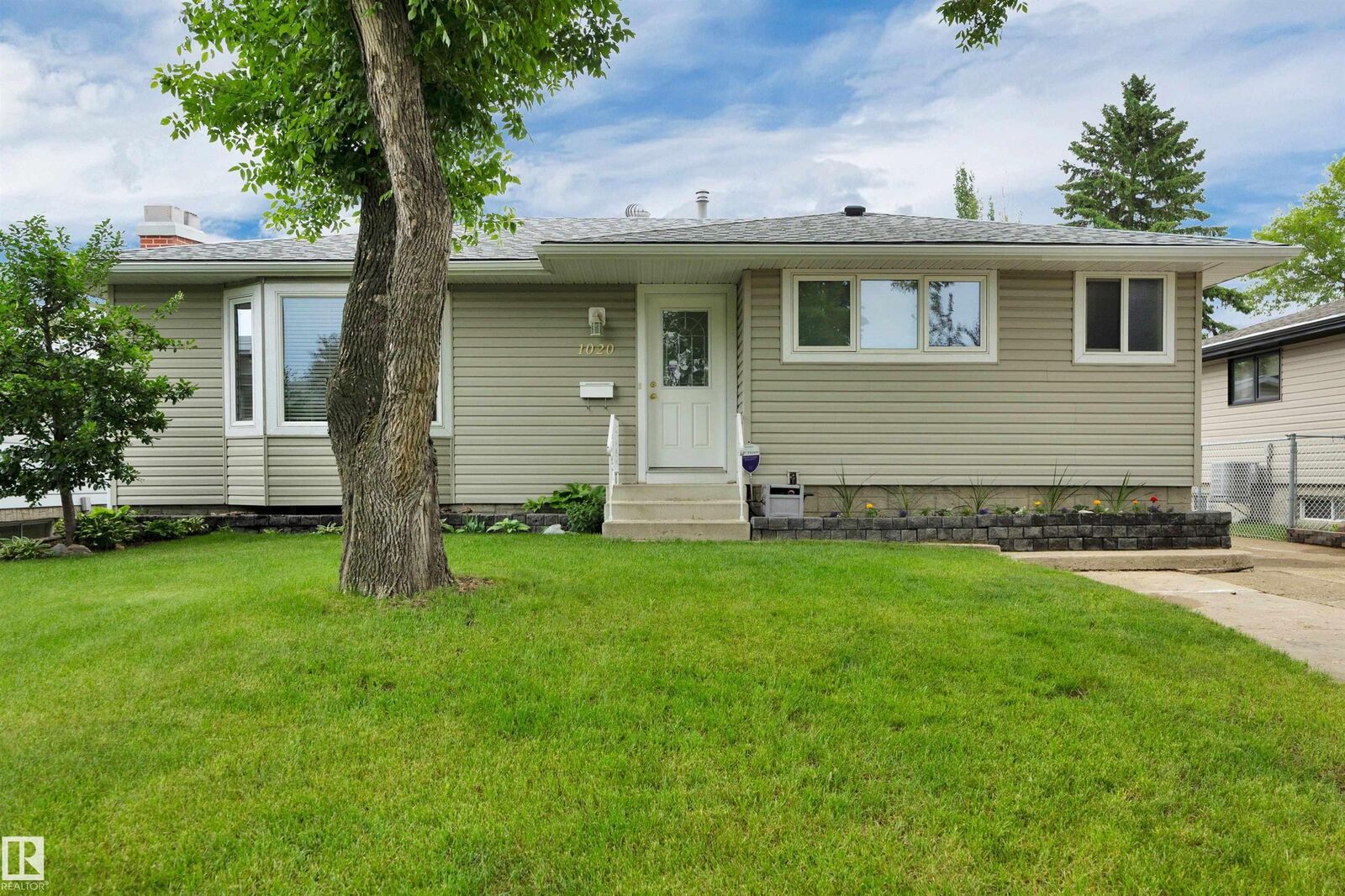 Property Photo:  1020 Keith Road  AB T8A 1G3 