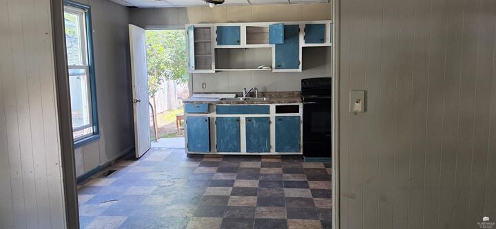 Property Photo: 1015 S Santa Fe KS 67401
