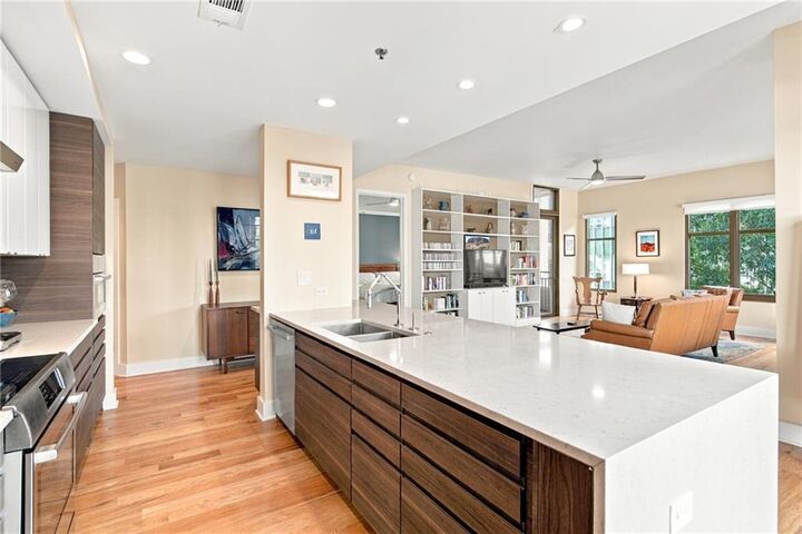 Property Photo: 565 Peachtree Street NE 702 GA 30308