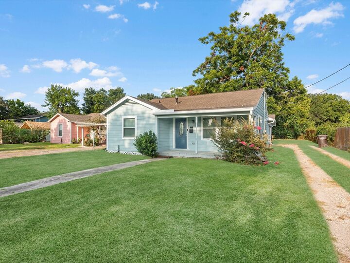 Property Photo: 114 Weldon Street TX 77587