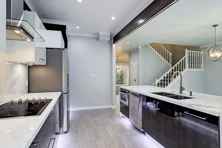 Property Photo: 2323 Bering Drive 9 TX 77057