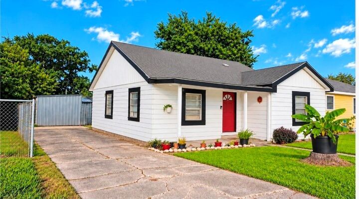 Property Photo:  720 N Avenue B  TX 77541 