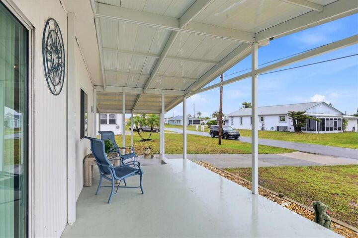 Property Photo: 240 Via De Luna FL 34224