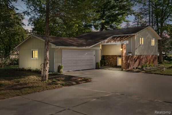 Property Photo:  1960 Glen Iris Drive  MI 48382 2105 