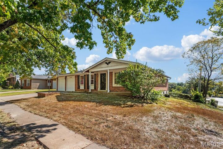 Property Photo:  900 Queensbridge Road  MO 63021 
