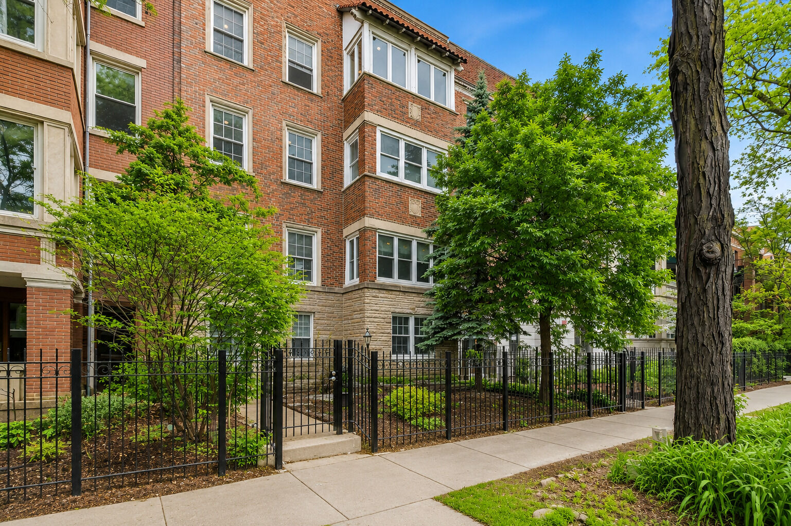 Property Photo: 6914 N Sheridan Road 2 IL 60626