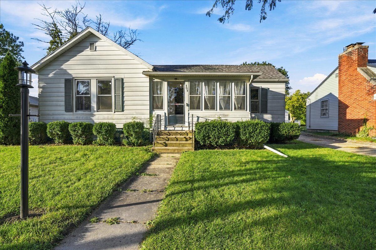 Property Photo:  304 E 5th Street  IL 61744 