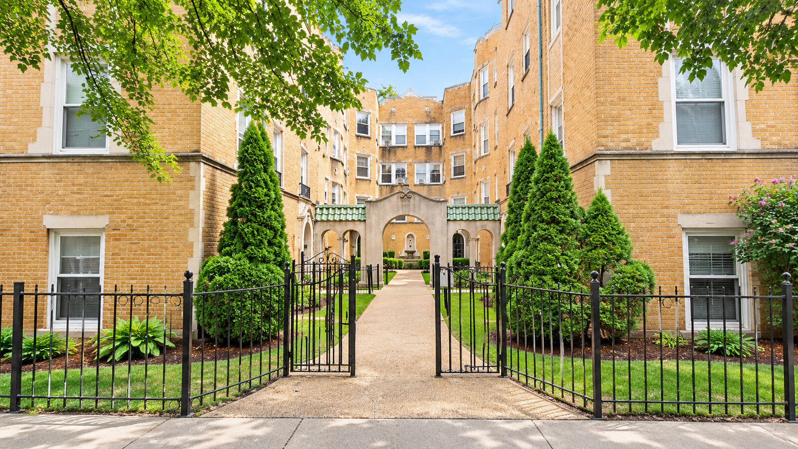 Property Photo:  6414 N Newgard Avenue 1E  IL 60626 