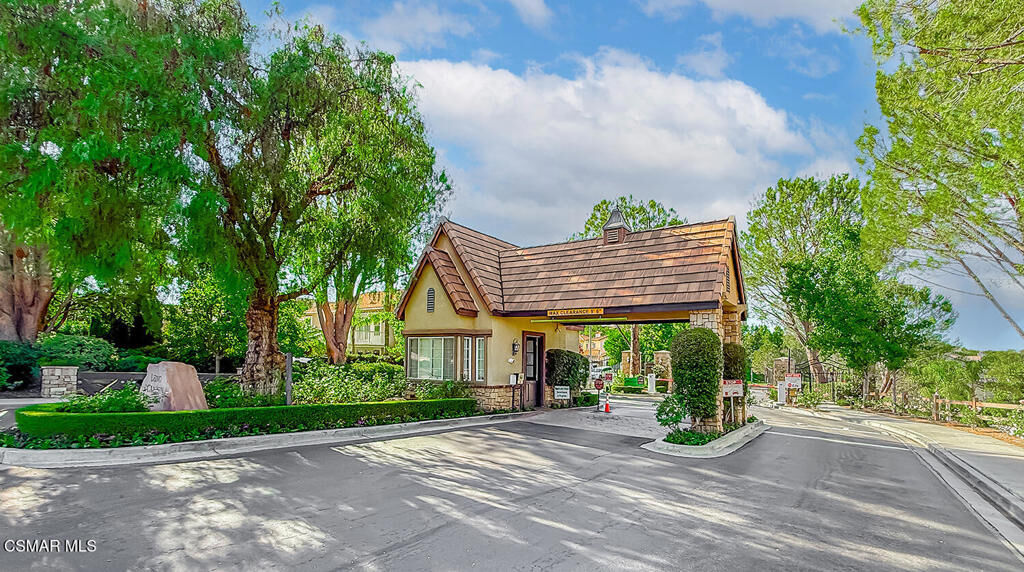 Property Photo:  180 Brooks Court  CA 93065 