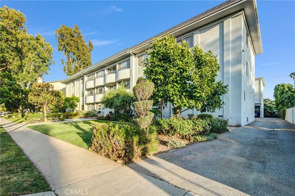 Property Photo:  972 E California 304  CA 91106 