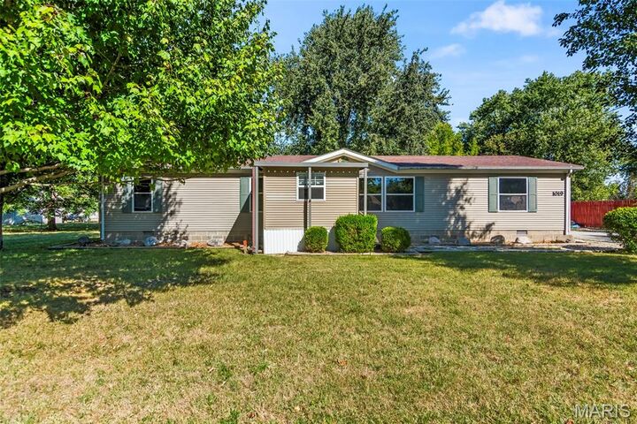 Property Photo:  1019 E Seneca Street  IL 62056 