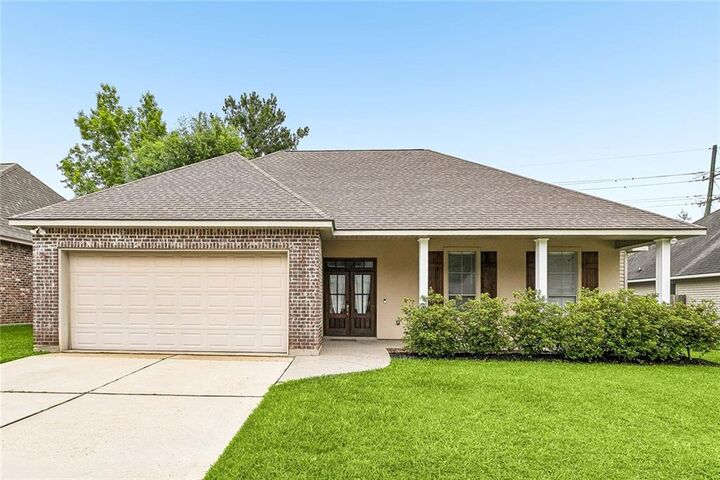 Property Photo: 209 Stonebridge Cove LA 70447