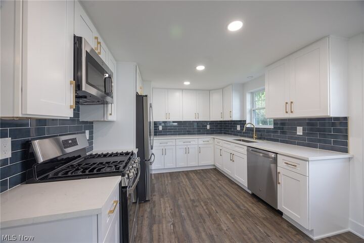 Property Photo:  1923 Hillsdale Drive  OH 44087 