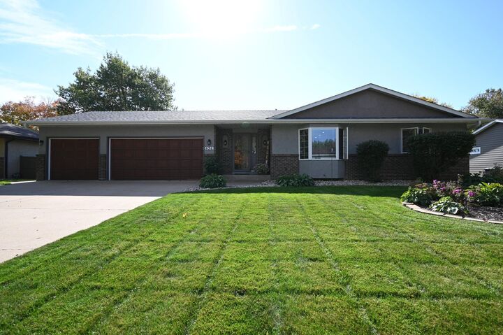 Property Photo: 624 Hennes Avenue MN 55379