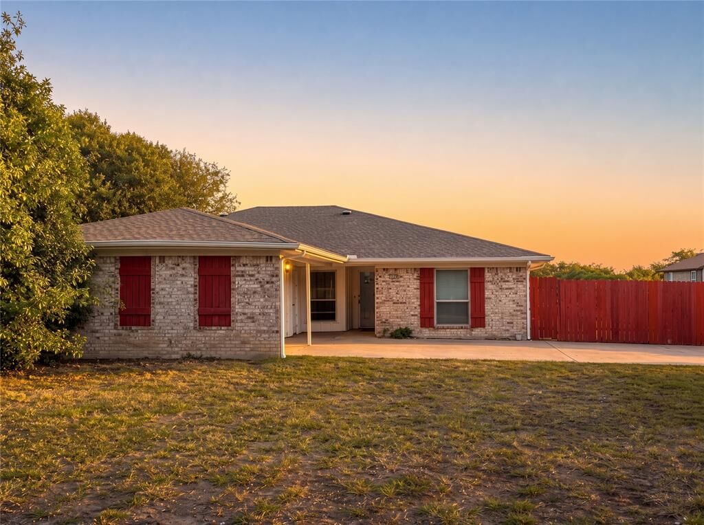 Property Photo: 1800 Camelot Cove TX 75074