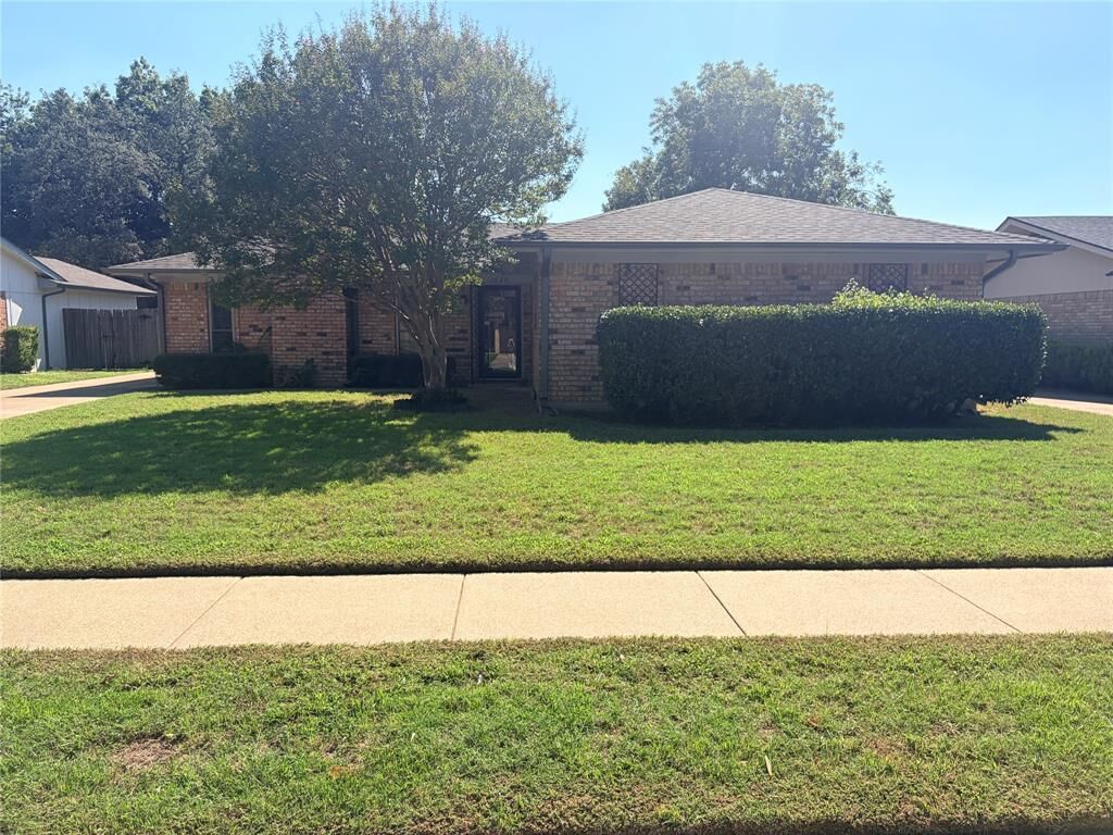 Property Photo: 1620 Lexington Place TX 76022