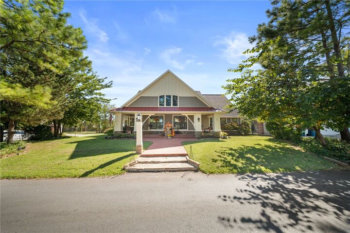 Property Photo:  601 NW Jackson Street  AR 72712 