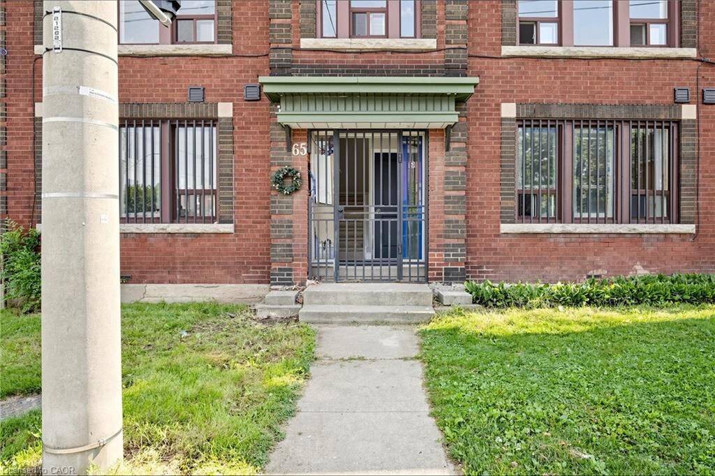 Property Photo: 71 Sanford Avenue S Unit 9 ON L8M 2G7