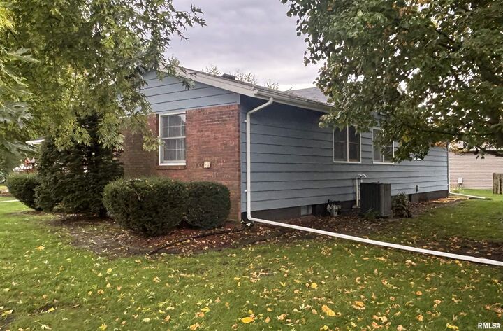 Property Photo:  1650 Woodbine Circle North  IL 61401 