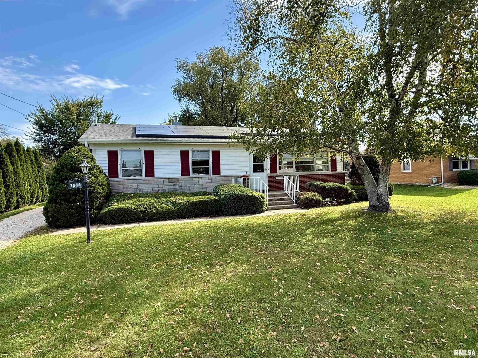 Property Photo:  1601 Jefferson Street  IL 61401 