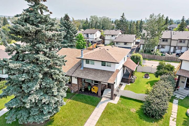 Property Photo:  31 Ranchero Bay NW  AB T3G 1B6 
