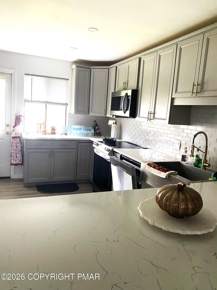 Property Photo:  111 Ridge Drive  PA 18372 