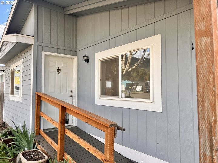Property Photo:  1286 S 59th St  OR 97478 