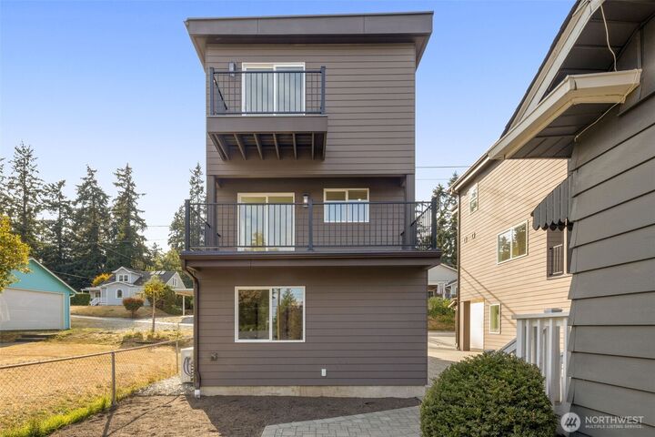 Property Photo:  5620  Wetmore Avenue C  WA 98203 