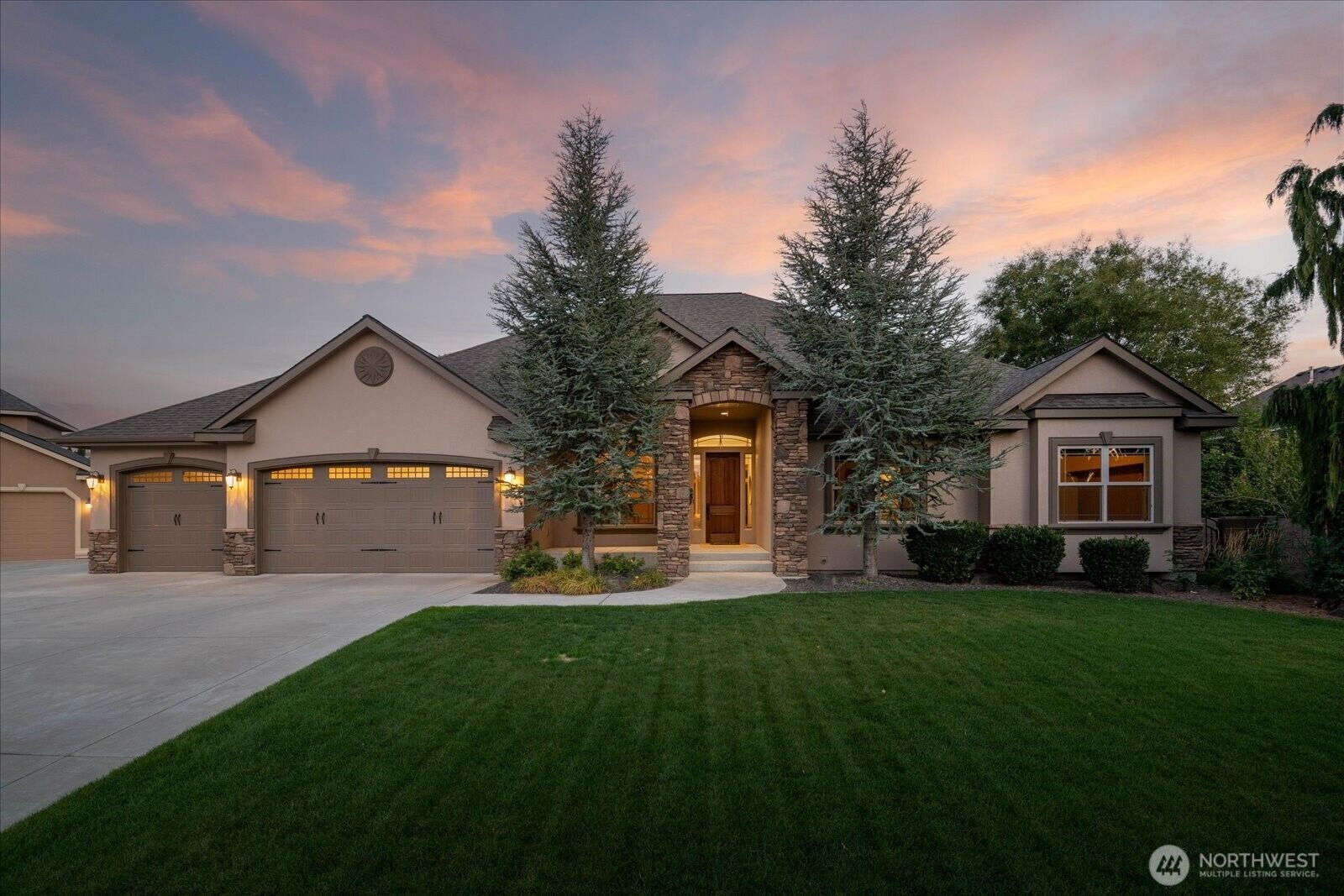 Property Photo: 457 Royal Ann Court WA 99352