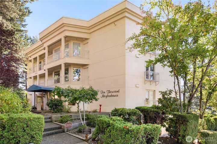 Property Photo: 10000 Meydenbauer Way SE 5 WA 98004