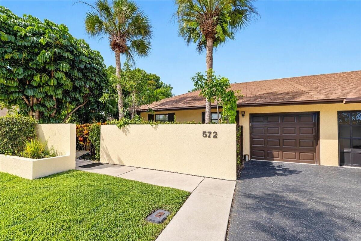 Property Photo: 572 SW 28th Avenue FL 33445