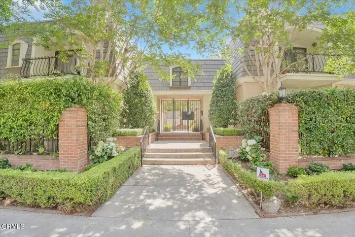 Property Photo:  640 640 Wilcox Avenue  CA 90004 