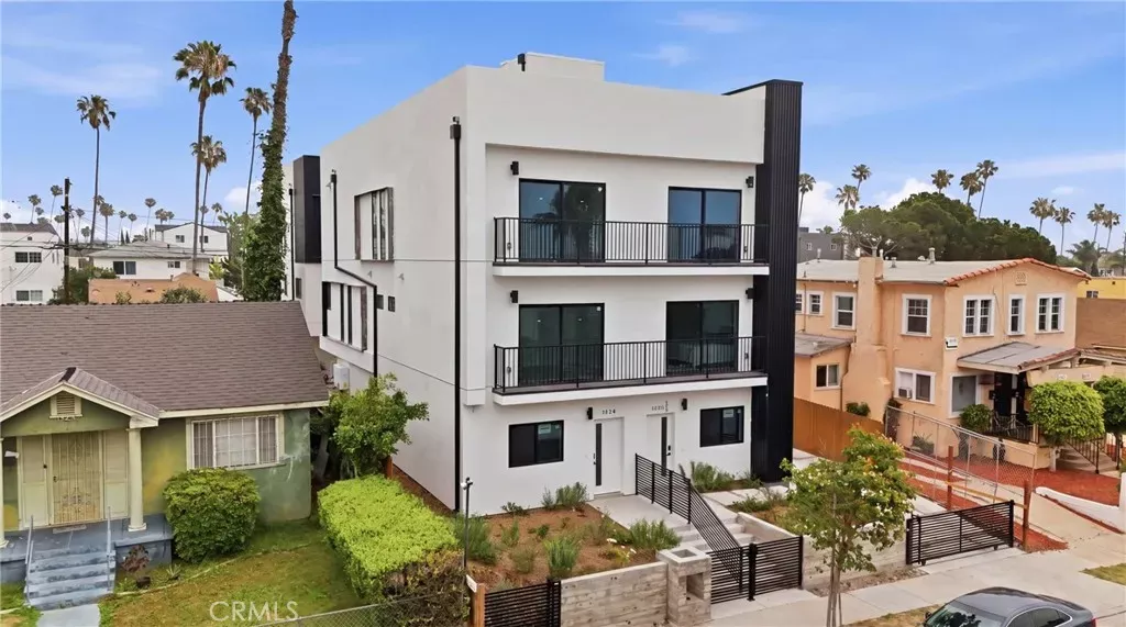 Property Photo:  1428 S Cloverdale Avenue  CA 90019 