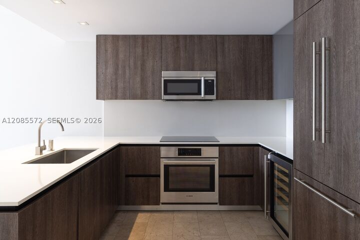 Property Photo:  68 SE 6th St 2404  FL 33131 
