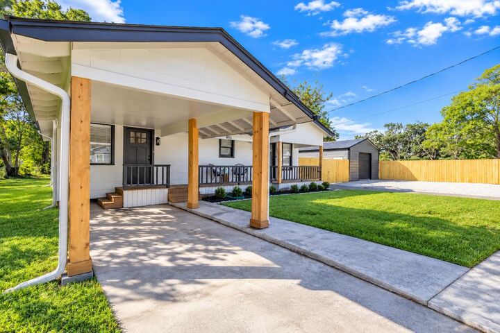 Property Photo: 455 W Hooks St TX 77659