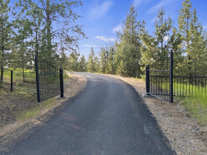 Property Photo:  10718 S Mica Vista Ln Ln  WA 99023 