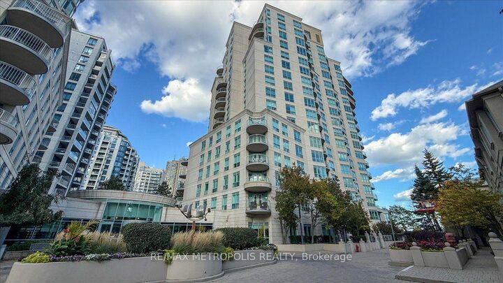 Property Photo: 2111 Lake Shore Boulevard W 816 ON M8V 4B2