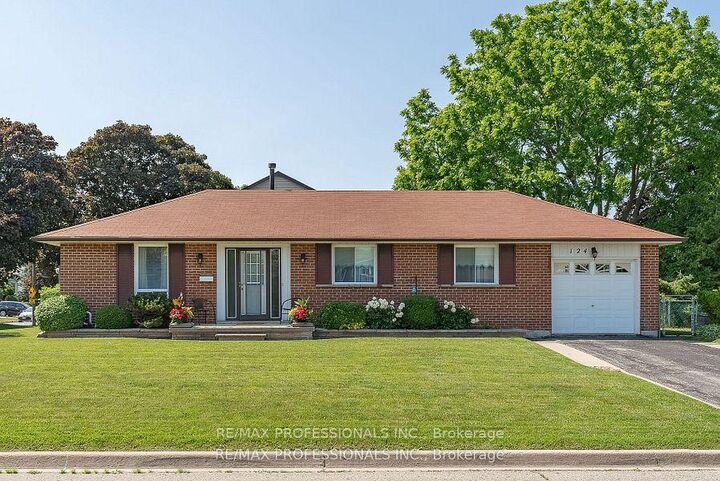 Property Photo:  124 Panter Crescent Lower  ON L1S 3T2 