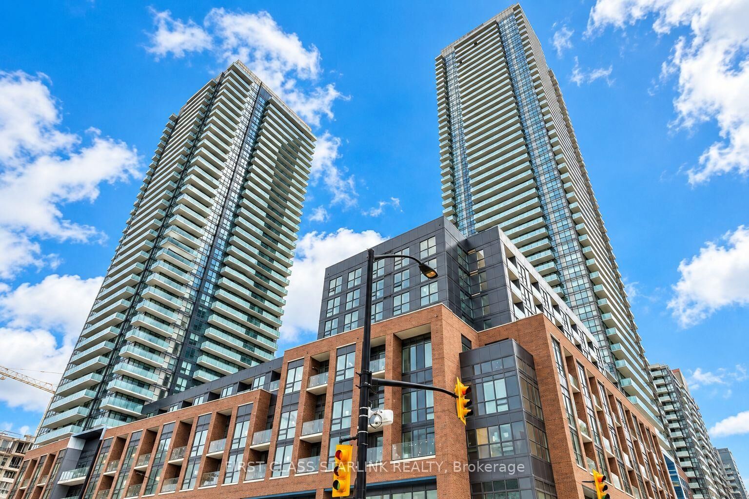 Property Photo: 4130 Parkside Village Drive 1705 ON L5B 3M8