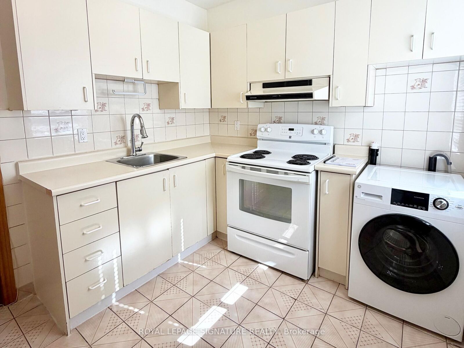 Property Photo:  455 B Danforth Avenue 2nd Flr  ON M4K 1P1 