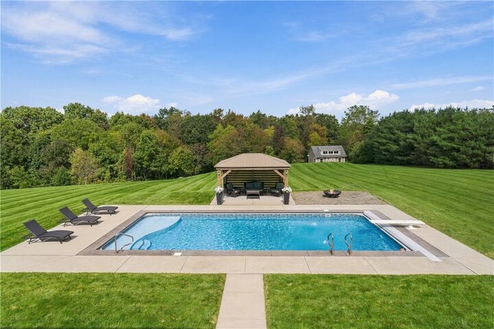 Property Photo:  107 Hibernia Dr  PA 16037 