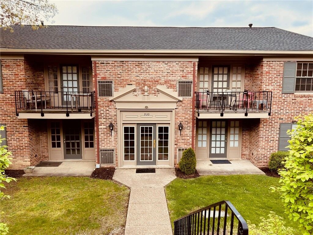 Property Photo: 930 Margarite Dr K PA 15216