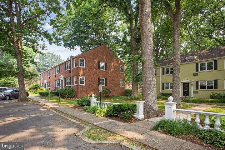 Property Photo: 209 N Trenton Street 209-3 VA 22203