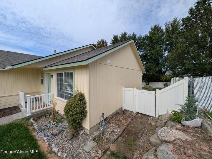Property Photo:  1465 E Stockman Ave  ID 83854 