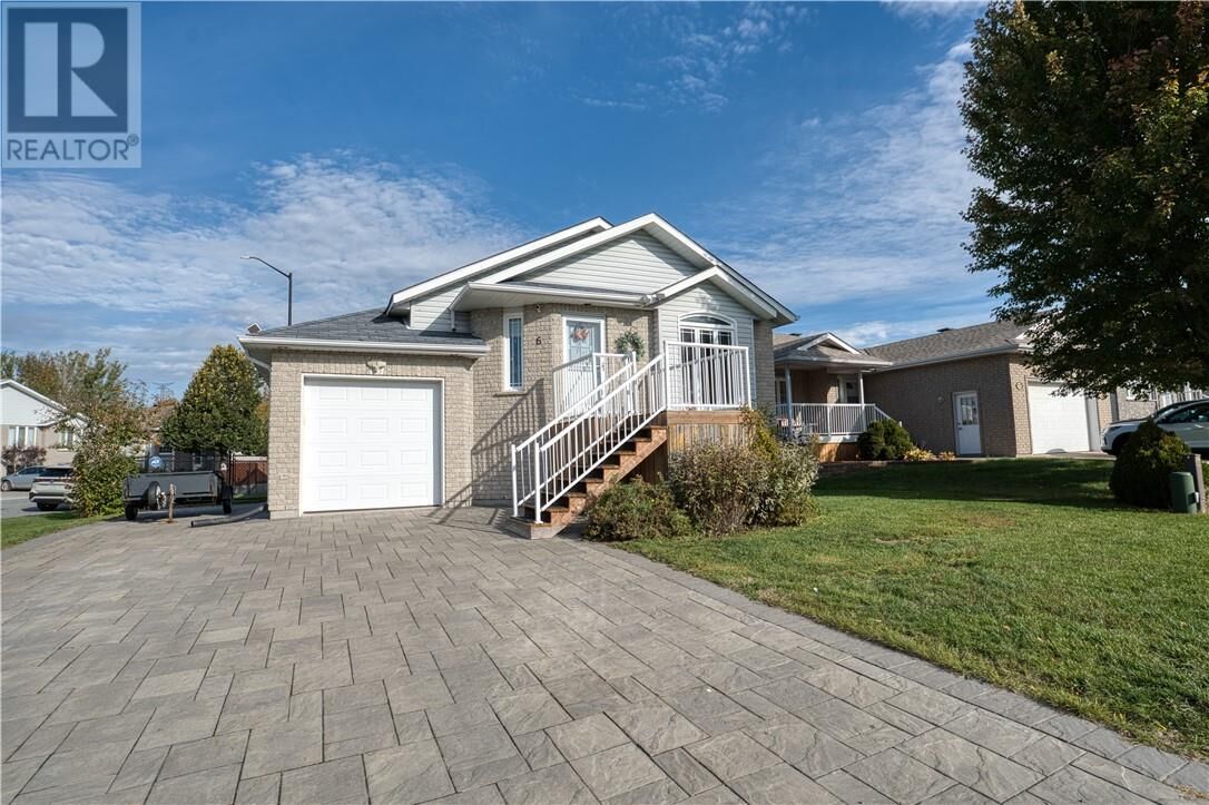 Property Photo:  6 Ashgrove  ON P3L 1W4 