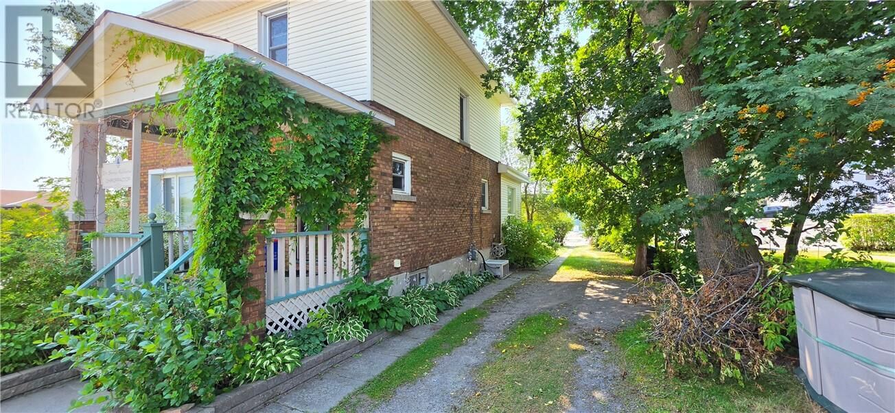 Property Photo:  195 Pine Street  ON P3C 1X4 