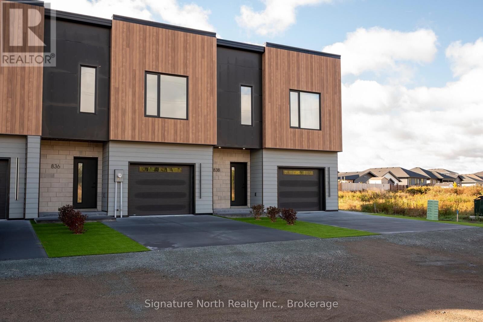 Property Photo:  836 Weiler Boulevard  ON P7C 0A7 