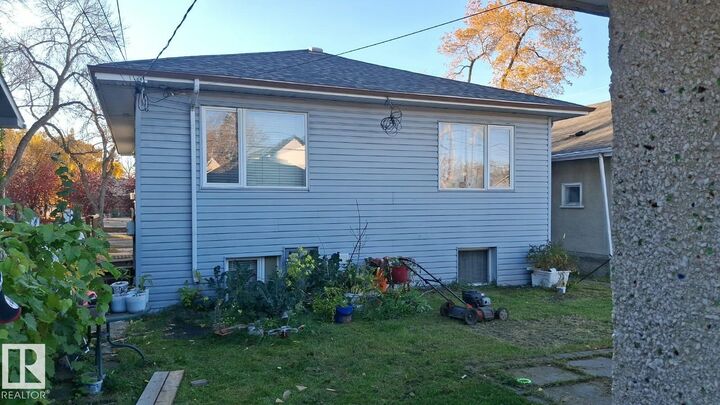 Property Photo:  11727 92 Street NW  AB T5G 1A2 