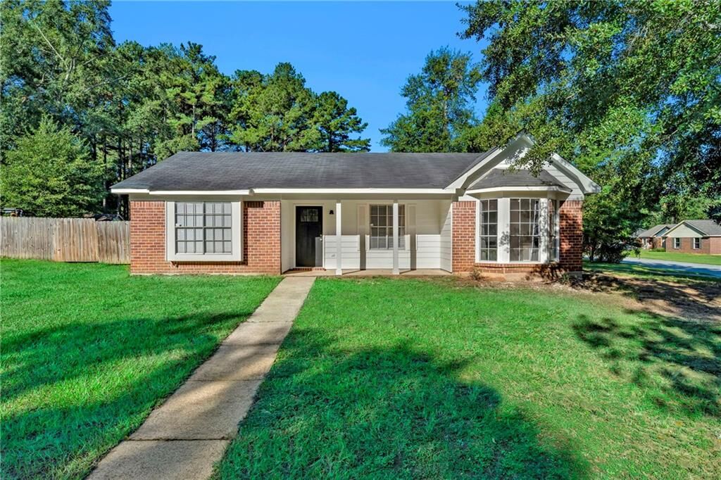 Property Photo: 750 Royal Woods Drive E AL 36608