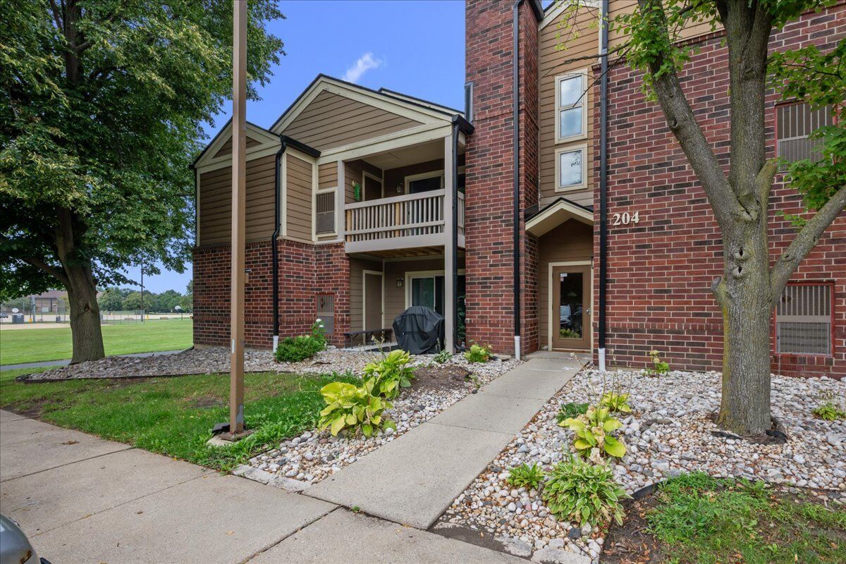 Property Photo:  204 Glengarry Drive 102  IL 60108 